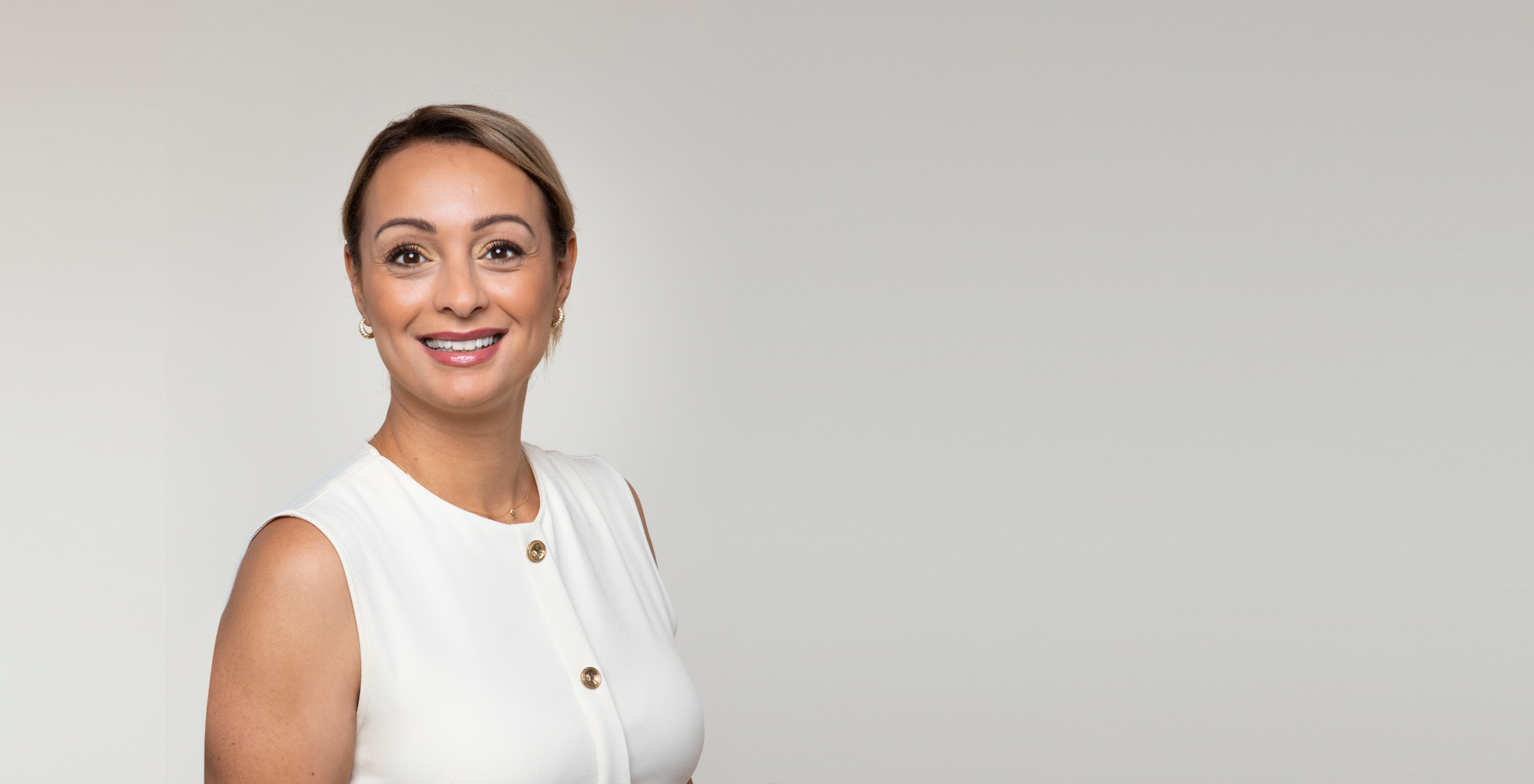 Nadia DJABOURABI Responsable administrative et financière